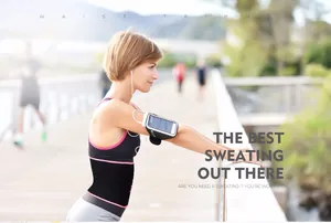 Photo lifestyle en extérieur d'une femme portant une ceinture de fitness noire pour suer