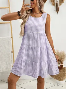 Detailaufnahme eines lila karierten ärmellosen gestuften Sommerkleids an einem Model