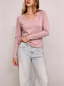 T-shirt rose à manches longues avec col en V et détail délicat d'ourlet ondulé