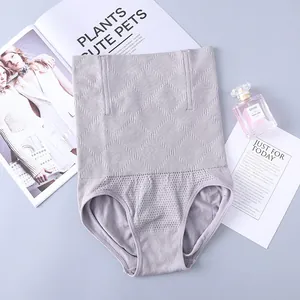 Gros plan d'une culotte gainante taille haute sans couture à motif de diamants texturé