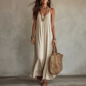 Gros plan d'une robe longue bohème ample avec une coupe décontractée pour les vacances.