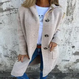 Dettaglio del cardigan lungo in maglia beige con bottoni grandi e comode tasche laterali