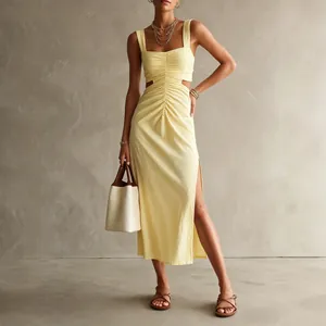 Elegante abito giallo con ruches, spalline, tagli laterali e spacco laterale chic
