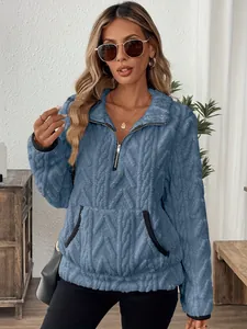 Vue détaillée d'un sweat en polaire bleue pour femme avec texture jacquard et demi-zip