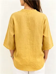 Vista trasera de una blusa de lino amarillo mostaza transpirable con mangas 3/4