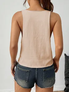 Vista posteriore dettagliata di un top senza maniche in maglia beige estivo da donna