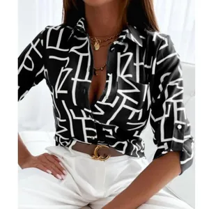 Elegante camicia nera a maniche lunghe da donna con stampa astratta di lettere bianche.