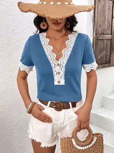 Primo piano del top blu in maglia a nido d'ape con pizzo bianco sullo scollo a V