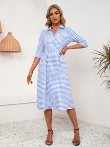 Vista detallada del vestido camisero informal a cuadros azules y blancos