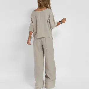 Rückansicht eines beige Leinen-Sets für Damen mit Kurzarm-Oberteil und weitem Bein.