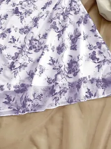 Primo piano del motivo floreale viola su un abito estivo francese bianco