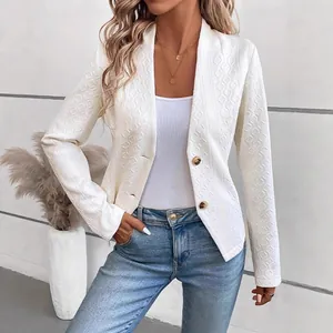 Detailansicht eines weißen strukturierten Jacquard-Blazers für Damen mit Goldknöpfen