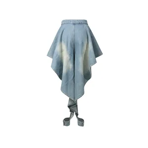 Vue arrière d'un short en jean irrégulier à taille haute avec ourlet drapé