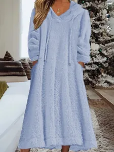 Détail de la robe de détente à capuche en polaire bleu clair confortable avec poches