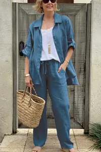 Modisches blaues Leinenhemd und passende Hose für Damen im urbanen Freizeitstil
