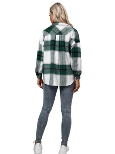 Achteraanzicht van een groen-wit oversized geruit jasje met knoopsluiting voor dames shacket