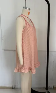 Seitenansicht eines orange gestreiften Minikleides mit Rüschensaum auf einer Schaufensterpuppe.