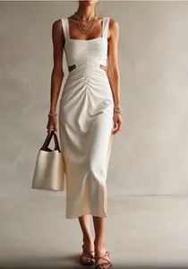 Elegante abito midi bianco arricciato da resort con ritagli laterali e spacco alto sulla gamba