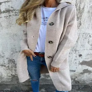 Cardigan lungo in maglia beige da donna con cappuccio, bottoni scuri e trama operata