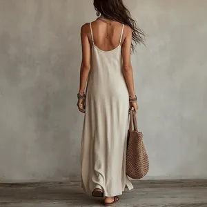 Vue arrière d'une robe longue bohème décontractée idéale pour les vacances à la plage.