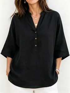 Detalle de la blusa negra holgada de lino para mujer con cuello en V y cuello mao.