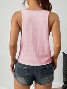 Vista posteriore dettagliata di un canotta rosa lavorata a maglia senza maniche.