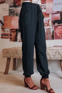 Detail van een comfortabele donkerblauwe harembroek met trekkoord en elastische taille