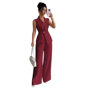 Elegante completo due pezzi bordeaux con gilet smanicato e pantaloni a gamba larga.