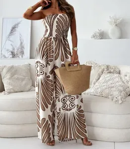 Vue détaillée d'une combinaison bustier à imprimé bohème et pantalon large sur modèle