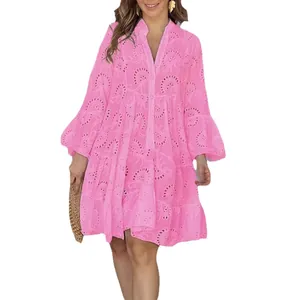 Vestido corto de encaje rosa con cuello en V bordado, detalles calados y mangas
