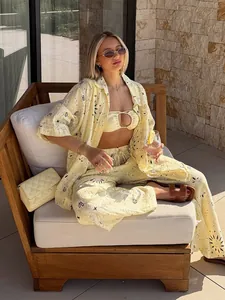 Lifestyle-Detailaufnahme eines gelb bedruckten dreiteiligen Hemd- und Hosen-Freizeitsets