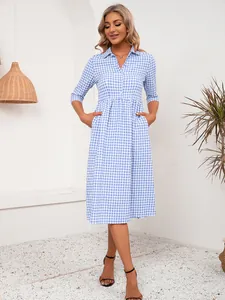 Vestido camisero informal a cuadros azul claro con cuello de solapa y bolsillos