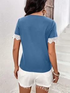 Vista posteriore di top blu in maglia a nido d'ape con pizzo bianco sulle maniche corte