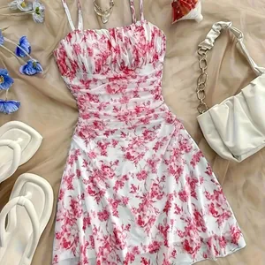 Abito a canotta bianco stile francese con motivo floreale rosa e corpetto arricciato