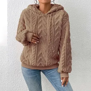 Detailaufnahme eines braunen, dicken Jacquard-Kapuzenpullovers für Damen mit langen Ärmeln