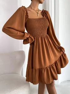 Elegante Franse stijl bruine jurk met vierkante hals en gerimpeld lijfje en ruches
