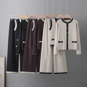 Vue détaillée d'un ensemble en maille 3 pièces : cardigan, gilet et pantalon large