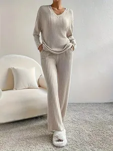 Elegante set loungewear beige a coste con scollo a V, pantaloni larghi e pantofole