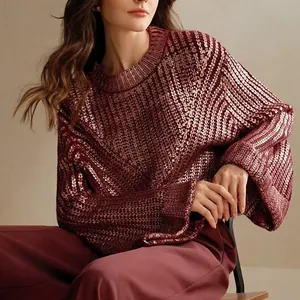 Nahaufnahme eines eleganten burgunderroten Paillettenpullovers mit Rundhalsausschnitt