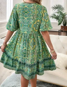Detailansicht der Rückseite eines grünen Sommerkleids mit Paisley-Muster für Damen.
