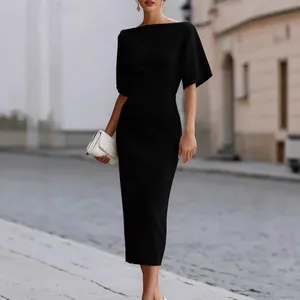 Abito midi nero elegante con scollo a barca e vita sottile per un look formale.