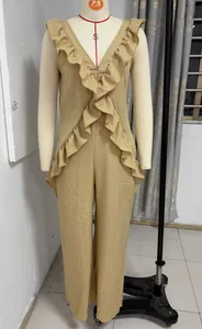 Dettaglio di una tuta in cotone e lino kaki con elegante scollo a V e volant sulle spalle