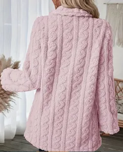 Vue arrière d'une veste en peluche rose pour femme avec texture gaufrée torsadée