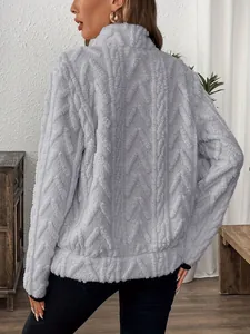 Vue arrière d'un sweat-shirt en polaire gris texturé à demi-zip pour femmes élégant