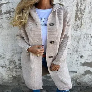 Vista dettagliata di un elegante cardigan lungo beige con cappuccio e bottoni