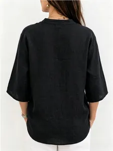 Vista trasera de una camisa de lino negra holgada con mangas medias y tejido transpirable