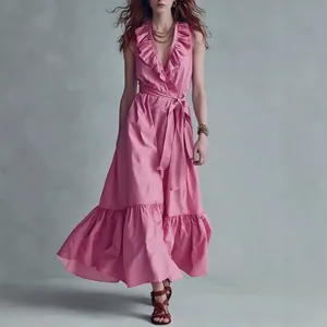 Elegante vestido largo rosa sin mangas con cuello de pico con volantes y lazo