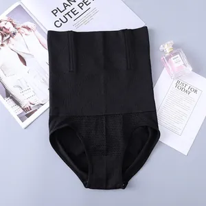 Détail d'une culotte gainante noire taille haute sans couture pour ventre plat.
