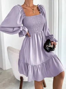 Detail van lila Franse jurk met vierkante hals, gesmokte top en ruches aan zoom