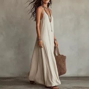 Robe longue bohème à coupe décontractée et drapé élégant sur un fond de mur texturé